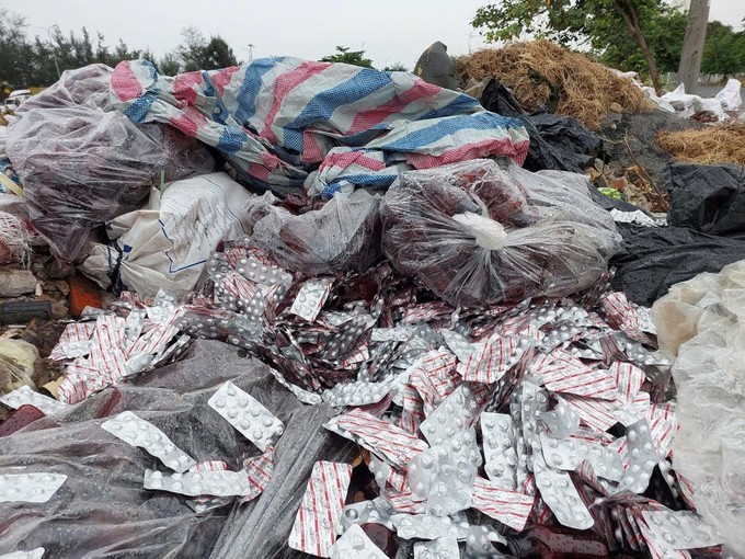 Một vụ vứt bỏ bừa bãi thuốc kém chất lượng ra môi trường khiến người dân lo lắng/Ảnh SGGP