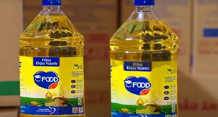 Dầu ăn chăn nuôi được hô biến thành dầu ăn cho người. Ảnh: VTV.