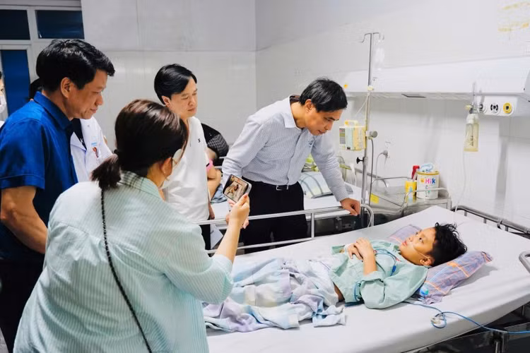 Cháu bé sống sót sau vụ đắm tàu đang điều trị tại Bệnh viện Bãi Cháy/Ảnh CAND