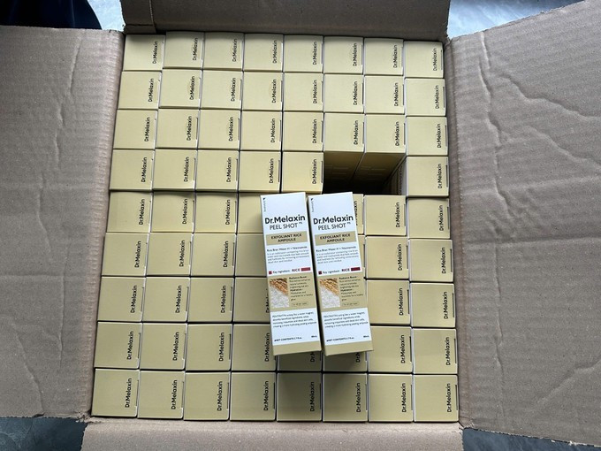 Các loại mỹ phẩm tại Công ty TNHH Dược mỹ phẩm Ngân Koreabị tạm giữ. (Ảnh Cục Quản lý và Phát triển thị trường trong nước)