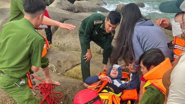 Lực lượng Biên phòng phối hợp các lực lượng khẩn trương tổ chức sơ cứu, đưa nạn nhân bị nạn đến cơ sở y tế. Ảnh nhandan.vn