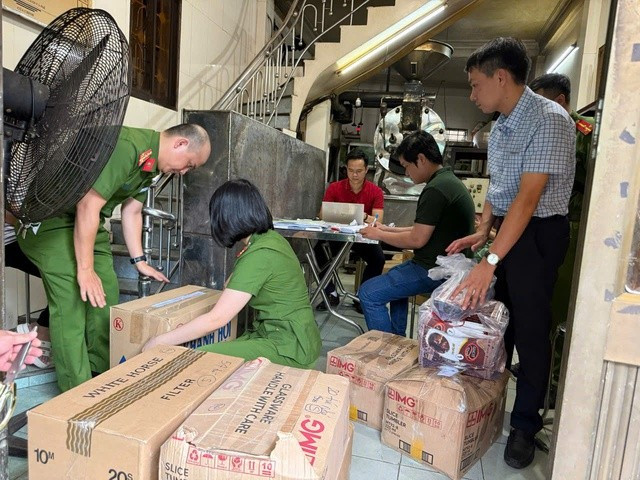 Cơ quan chức năng kiểm tra cơ sở của bà Phước/Ảnh CA