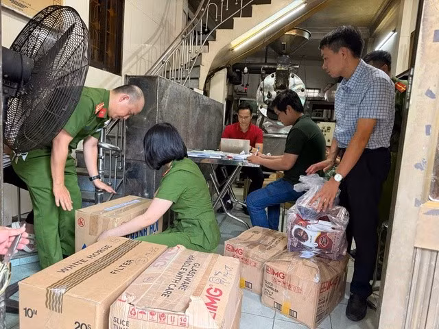 Cơ quan chức năng kiểm tra cơ sở của bà Phước/Ảnh CA