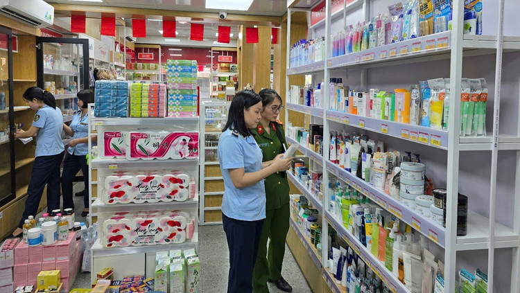 Một số hình ảnh Đoàn kiểm tra đang kiểm tra đối với Hộ kinh doanh V.B.N.S