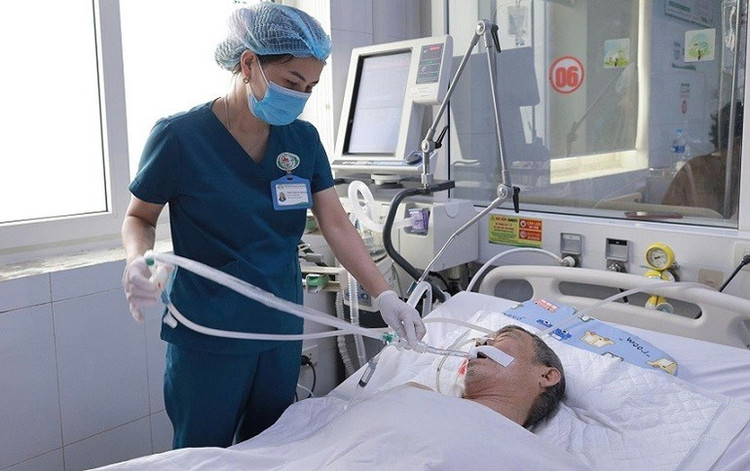 Điều dưỡng Phan Thị Thúy Hòa từng tham gia cấp cứu nhiều bệnh nhân nên chị rất tự tin khi trực tiếp xử trí tình huống/Nguồn nhandan.vn