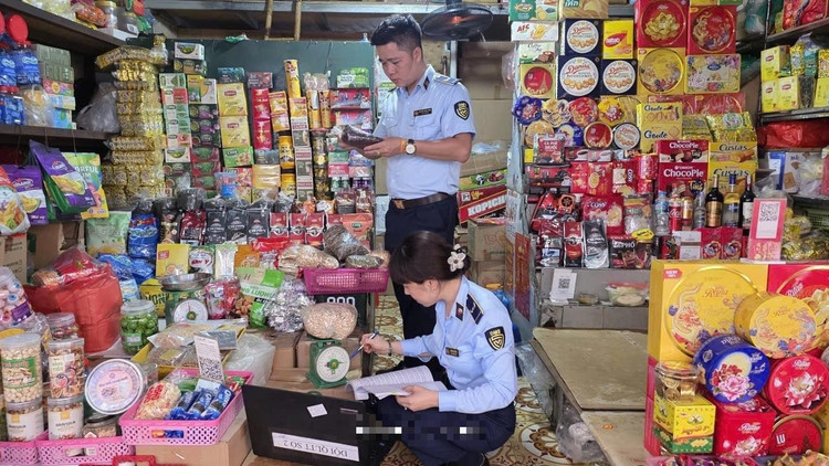 Đội QLTT số 2 tiến hành kiểm tra các cơ sở kinh doanh thực phẩm/Ảnh TP.