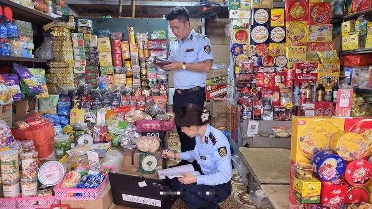 Đội QLTT số 2 tiến hành kiểm tra các cơ sở kinh doanh thực phẩm/Ảnh TP.