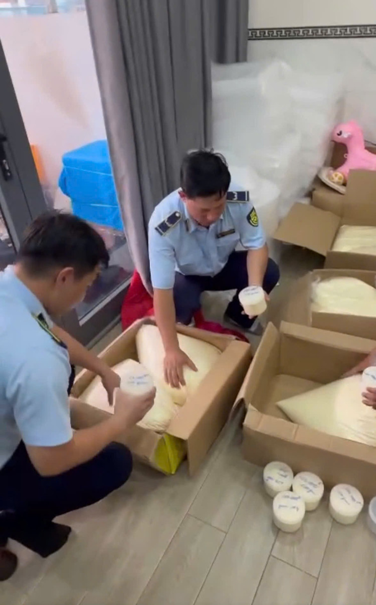 Đội QLTT số 7 - Chi cục QLTT tỉnh Cà Mau kiểm tra số kem trộn không rõ nguồn gốc. Ảnh: Chi cục QLTT tỉnh Cà Mau