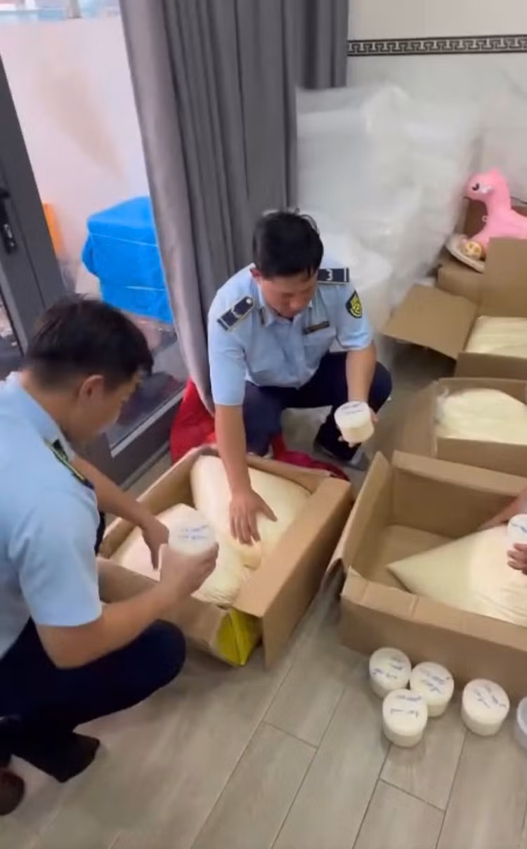 Đội QLTT số 7 - Chi cục QLTT tỉnh Cà Mau kiểm tra số kem trộn không rõ nguồn gốc. Ảnh: Chi cục QLTT tỉnh Cà Mau