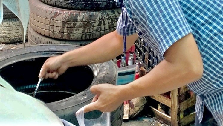 Người dân tham gia diệt muỗi, diệt lăng quăng phòng sốt xuất huyết/Ảnh: Sở Y tế