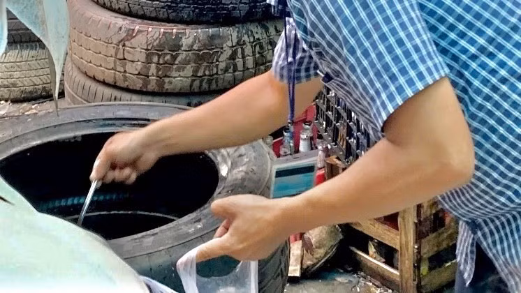 Người dân tham gia diệt muỗi, diệt lăng quăng phòng sốt xuất huyết/Ảnh: Sở Y tế