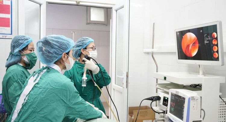 Ê-kíp can thiệp nội soi phế quản thành công lấy dị vật ra khỏi lòng phế quản bệnh nhân. Ảnh BV