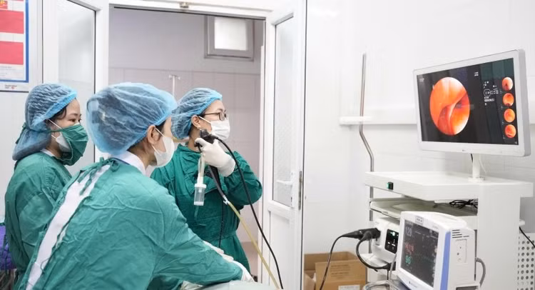 Ê-kíp can thiệp nội soi phế quản thành công lấy dị vật ra khỏi lòng phế quản bệnh nhân. Ảnh BV