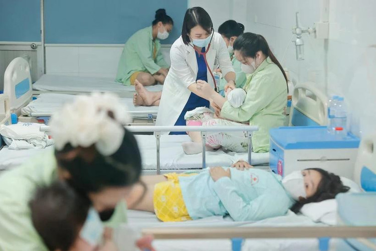 Bác sĩ khoa Nhi, Bệnh viện Thanh Nhàn điều trị cho bệnh nhi mắc Covid-19. (Ảnh: Minh Quyết/TTXVN)