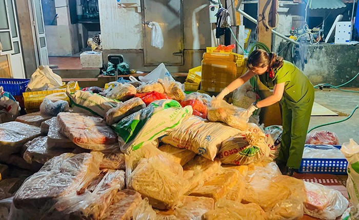 Hơn 10 tấn nội tạng trâu, bò bẩn tại một kho đông lạnh ở huyện Phú Xuyên bị lực lượng Cảnh sát Kinh tế, Công an TP Hà Nội phát hiện và thu giữ.