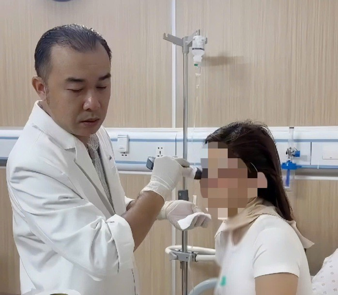 Theo bác sĩ chuyên khoa, sau một năm, biến chứng do tiêm filler vẫn có thể xảy ra.