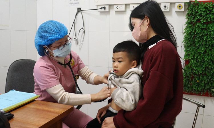 Bệnh nhi đến khám tại Bệnh viện Sản - Nhi Bắc Ninh số 2.