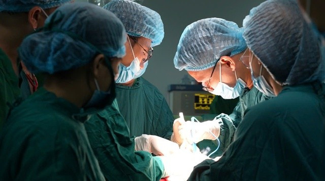 Ê-kíp bác sĩ tiến hành ca phẫu thuật.