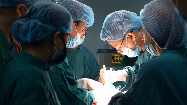Ê-kíp bác sĩ tiến hành ca phẫu thuật.