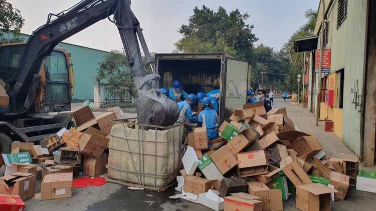 Toàn bộ tang vật vi phạm bị tiêu hủy tại Công ty Cổ phần Môi trường Đô thị &amp; Công nghiệp 11 (URENCO11)/Ảnh DMS