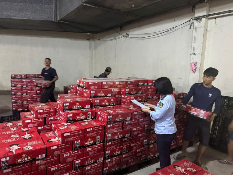 Đoàn kiểm tra đã lập biên bản tạm giữ toàn bộ số hàng hóa vi phạm, niêm phong tang vật để phục vụ công tác xác minh, xử lý theo quy định. Ảnh DMS