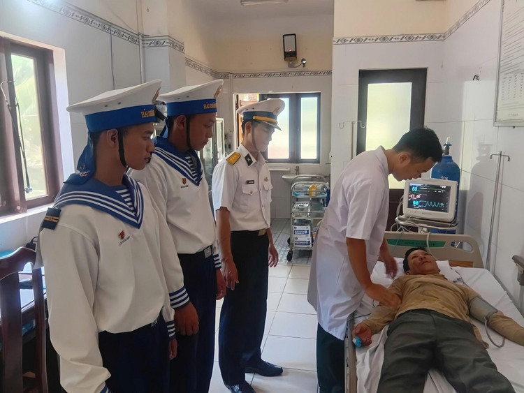 Ngư dân bị đột quỵ được đưa lên đảo Trường Sa cấp cứu/ Ảnh VOV