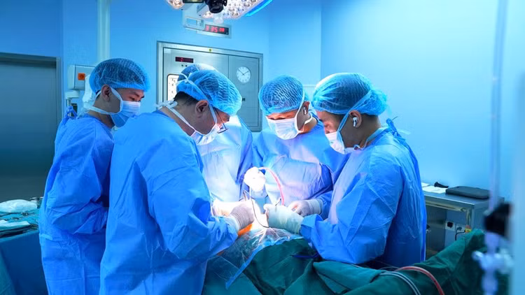 Ca phẫu thuật diễn ra trong hơn 11 giờ đồng hồ, với sự phối hợp nhịp nhàng của nhiều khoa cứu sống bệnh nhân. Ảnh: BVCC