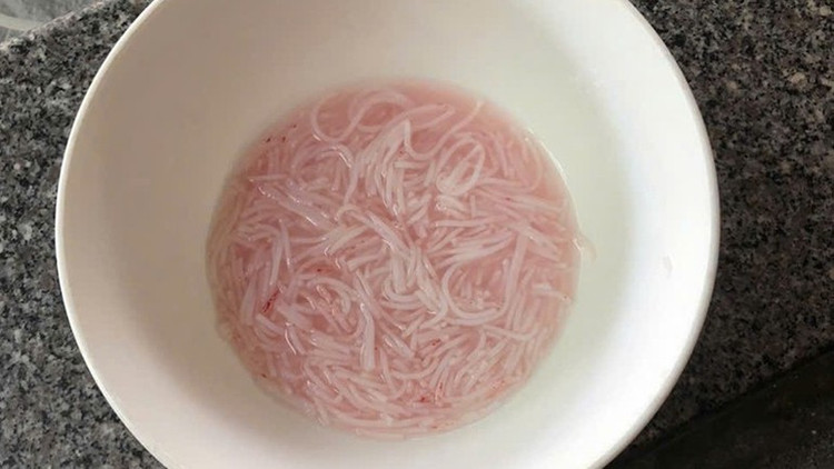 Phần bún ăn còn lại chuyển sang màu đỏ. (Ảnh người dân cung cấp)