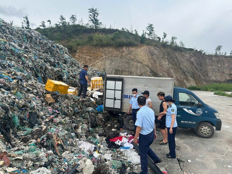 Đội QLTT số 1 tiến hành giám sát tiêu hủy 2.141 kg thực phẩm không rõ nguồn gốc, xuất xứ.