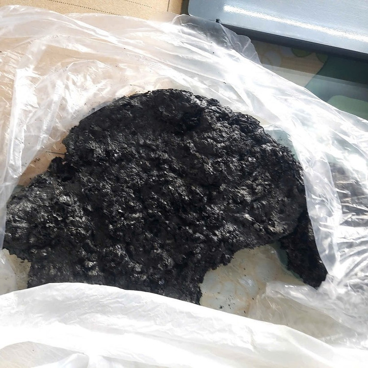 Gạo khi rang có dấu hiệu cháy đen bất thường (Ảnh báo Sài Gòn Đầu Tư Tài Chính)