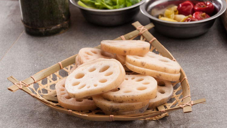 Củ sen là một thực phẩm lợi sữa cho mẹ sau sinh. Ảnh minh họa/internet