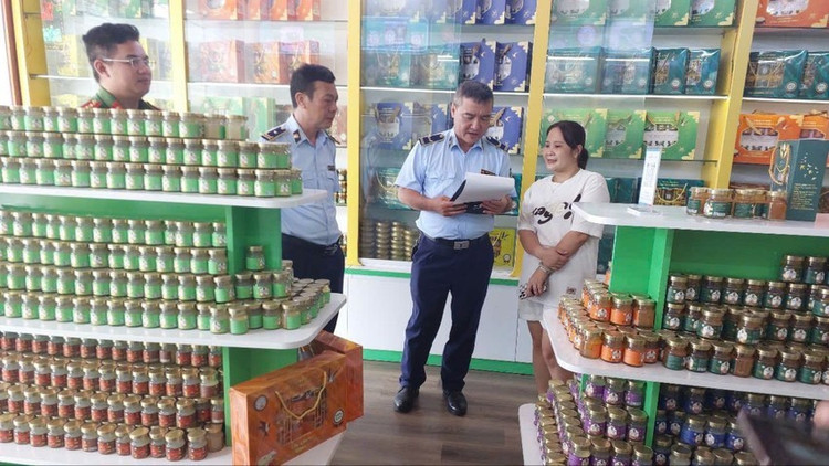 Lực lượng chức năng tỉnh Phú Thọ kiểm tra đột xuất tại Công ty TNHH Yến sào Tuấn Dương &amp; TKT và địa điểm kinh doanh tại huyện Thanh Sơn và TP Việt Trì. Ảnh: QLTT Phú Thọ