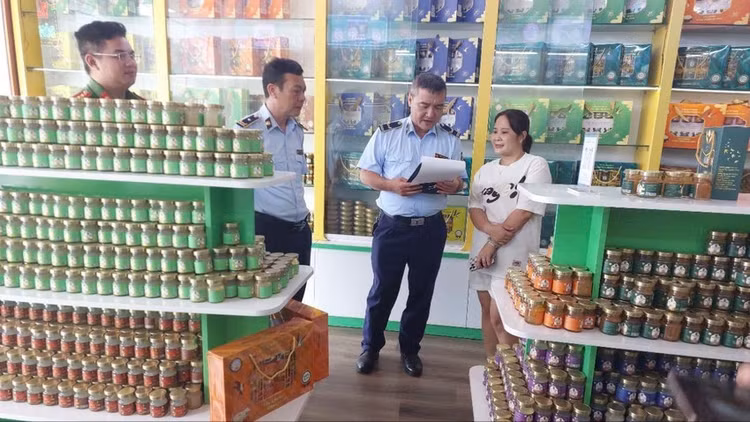 Lực lượng chức năng tỉnh Phú Thọ kiểm tra đột xuất tại Công ty TNHH Yến sào Tuấn Dương &amp; TKT và địa điểm kinh doanh tại huyện Thanh Sơn và TP Việt Trì. Ảnh: QLTT Phú Thọ