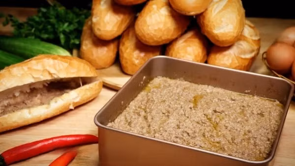 Hầu hết bệnh nhân bị ngộ độc sau ăn bánh mì đều phù hợp với tác nhân vi khuẩn đường ruột, nhiều khả năng là Salmonella. Ảnh vneconomy.vn