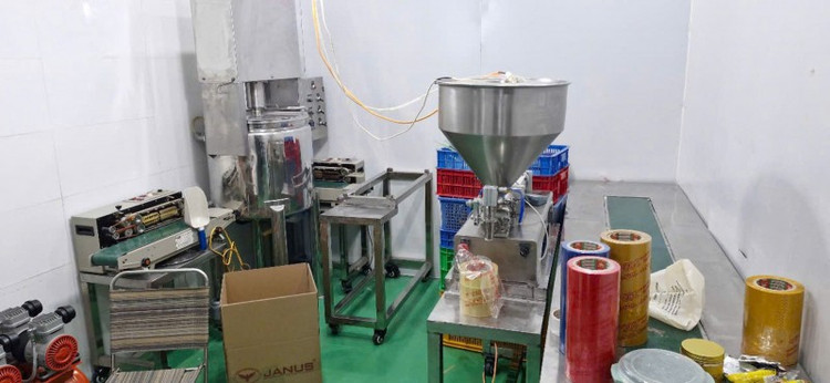 Mỹ phẩm giả bị phát hiện/Ảnh CAND.