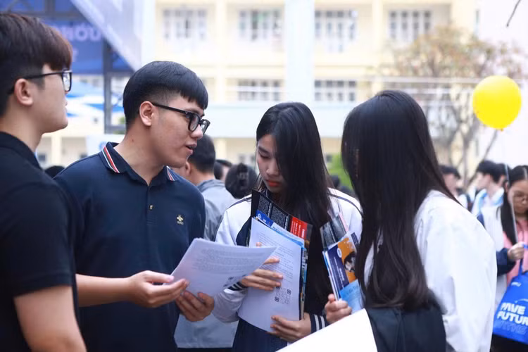 Thí sinh tham khảo thông tin về Trường ĐH Luật Hà Nội. Nguồn QĐND