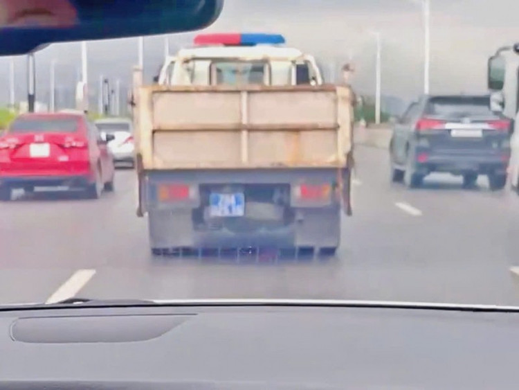 Tổ công tác của Đội CSGT số 5 dùng ô tô tuần tra mở đường cho xe chở người bị đột quỵ đến bệnh viện cấp cứu kịp thời/Ảnh CAND.