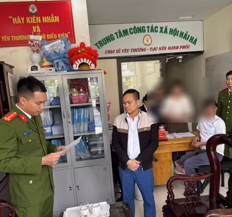 Cơ quan Cảnh sát điều tra Công an tỉnh Quảng Ninh thực hiện quy trình tố tụng đối với Nguyễn Văn Hải, Giám đốc Trung tâm Công tác xã hội Hải Hà. Ảnh: Công an tỉnh Quảng Ninh/Nguồn danviet.vn