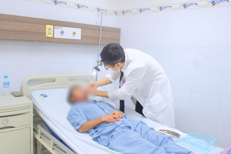 Bác sĩ thăm khám cho bệnh nhân sau phẫu thuật. Ảnh BV