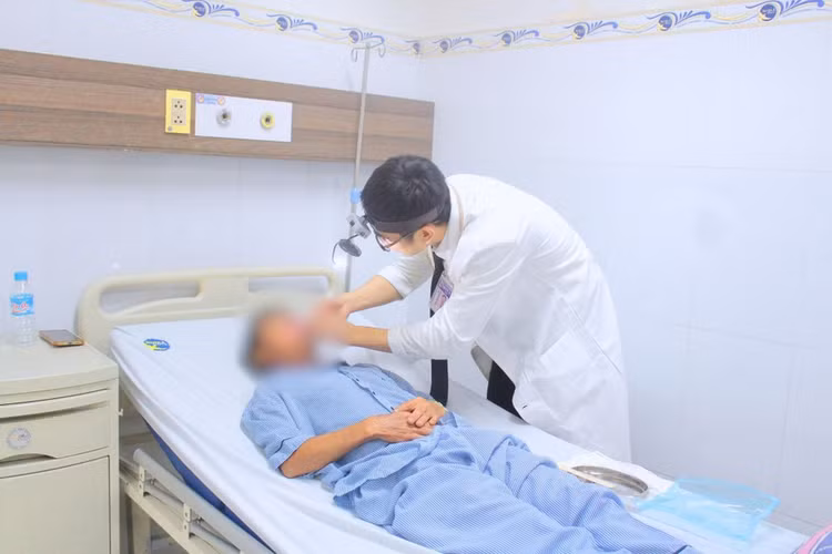 Bác sĩ thăm khám cho bệnh nhân sau phẫu thuật. Ảnh BV