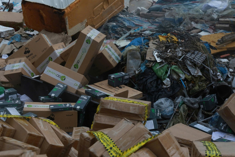 Các sản phẩm vẫn còn nguyên tem nhãn khiến không ít người nghi ngờ về nguồn gốc và lý do khiến số mỹ phẩm này bị vứt bỏ một cách bất thường. Ảnh tienphong.vn