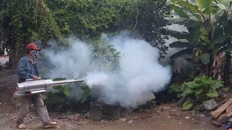 Ngành Y tế Hà Nội tổ chức phun hóa chất phòng, chống bệnh sốt xuất huyết trên địa bàn. Ảnh: nhandan.com.vn