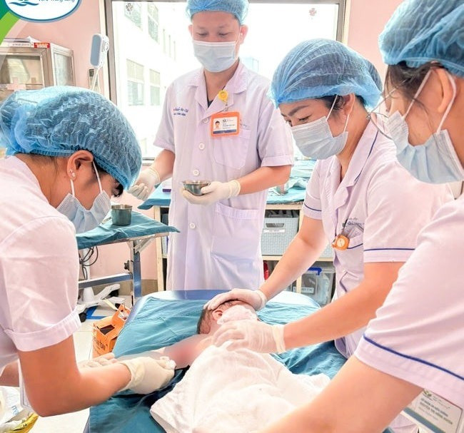 Các bác sĩ cấp cứu cho cháu bé/Ảnh Bệnh viện Nhi Trung ương.