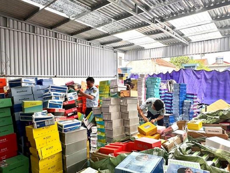 Gần 5.000 sản phẩm giày dép, quần áo trẻ em có dấu hiệu là hàng nhập lậu/ Ảnh Chi cục Quản lý thị trường Ninh Bình