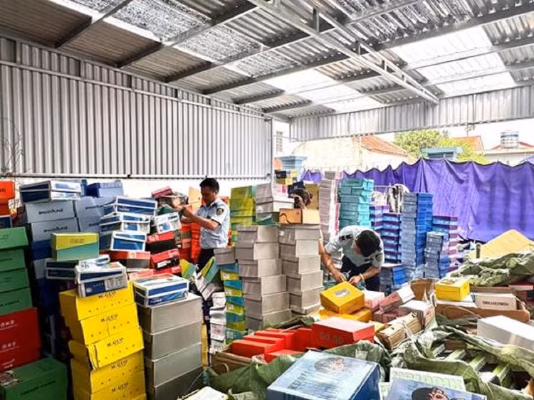 Gần 5.000 sản phẩm giày dép, quần áo trẻ em có dấu hiệu là hàng nhập lậu/ Ảnh Chi cục Quản lý thị trường Ninh Bình