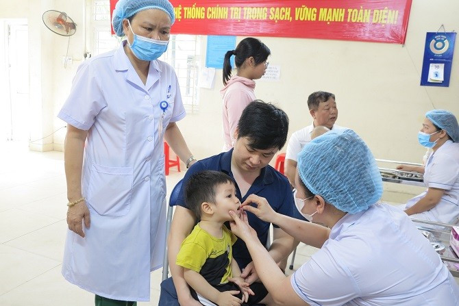 Cho trẻ uống bổ sung vitamin A trong Ngày vi chất dinh dưỡng để phòng chống thiếu vi chất ở trẻ dưới 5 tuổi. Ảnh SYT