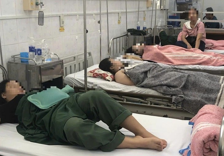 Các sinh viên Trường Đại học Sư phạm Huế nhập viện với dấu hiệu ngộ độc thực phẩm. Ảnh: CTV/nguồn baovanhoa.vn