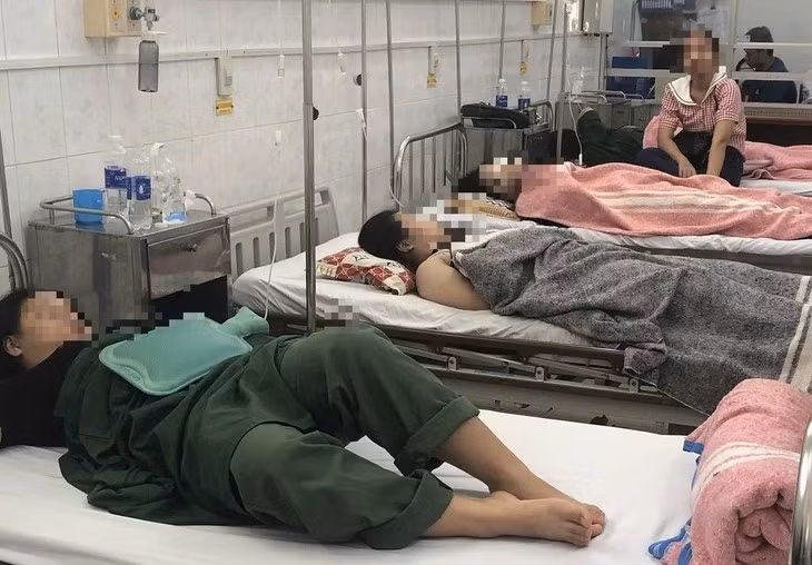 Các sinh viên Trường Đại học Sư phạm Huế nhập viện với dấu hiệu ngộ độc thực phẩm. Ảnh: CTV/nguồn baovanhoa.vn