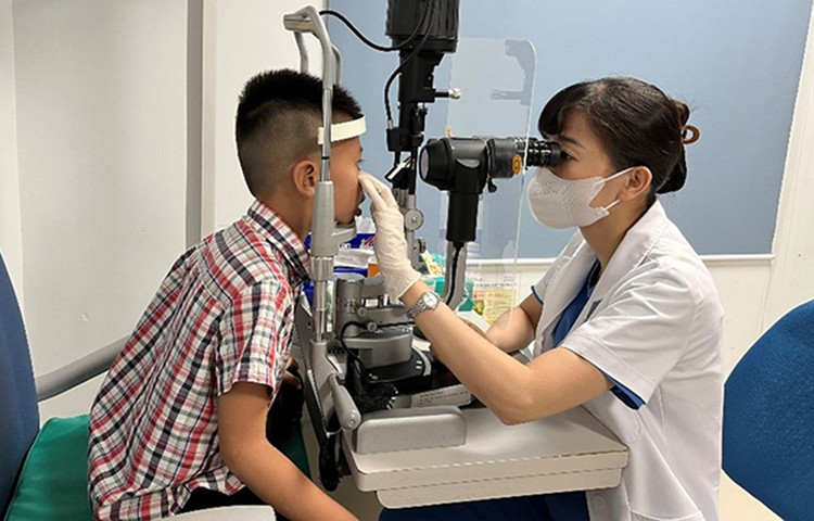 Bác sĩ khuyến cáo nên khám mắt định kỳ cho trẻ giúp kiểm soát tốt cận thị học đường/ Ảnh mathanoi2.vn
