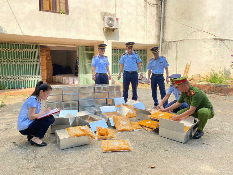 Lực lượng chức năng tiến hành kiểm tra hàng hóa. Ảnh DMS